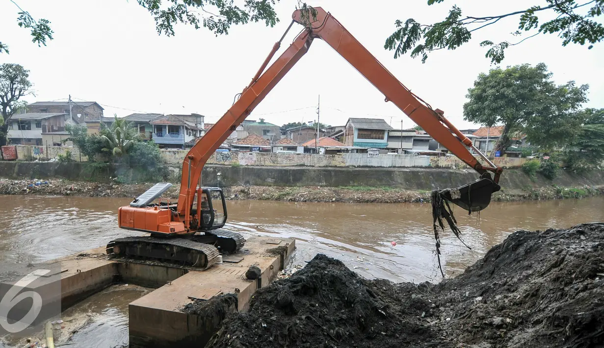 Alat berat mengeruk sampah dan lumpur dari dasar kali Ciliwung, Jakarta, Selasa (12/7). Cegah pendangkalan, Dinas Tata Air DKI Jakarta keruk kali Ciliwung. (Liputan6.com/Yoppy Renato)