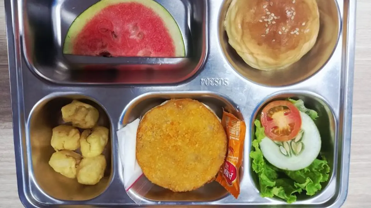 Menu Makanan di Program Makan Bergizi Gratis (MBG) di Kabupaten Natuna, Kepulauan Riau, bisa disesuaikan dengan permintaan para siswa seperti nasi goreng, bakso, dan nasi goreng (ANTARA/HO-SPPG Batu Hitam Natuna)