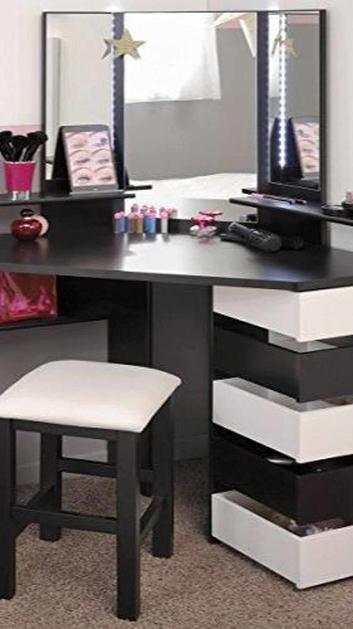 5.&nbsp;Model Meja Rias Modern Versi Sudut Ruangan