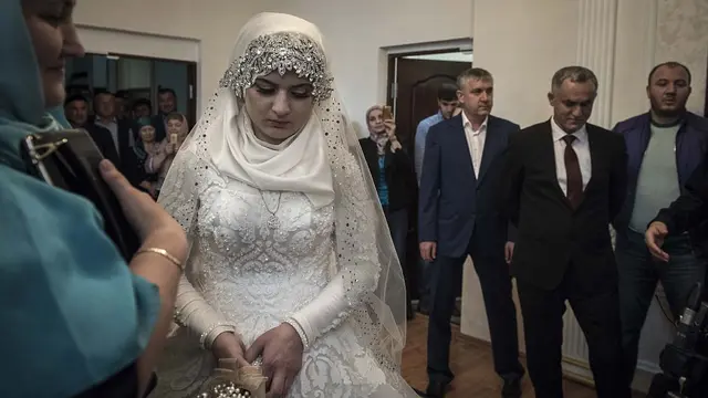 [Bintang] Menikah, Cerita Foto Pengantin Murung Ini Buat Banyak Orang Sedih