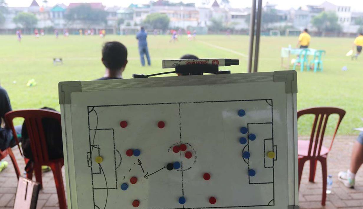 Papan strategi yang dipakai pelatih Indonesia U16 saat melawan  Jepang U16 dalam ujicoba yang digelar di Lapangan Padepokan Voli Indonesia, Sentul, Bogor. Selasa (15/4)