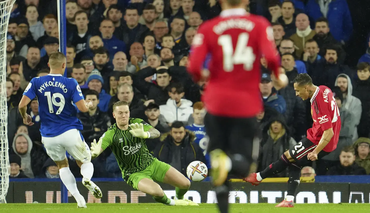 Dalam pertandingan ini, Pickford kebobolan dua kali oleh Anthony dan juga Cristiano Ronaldo. (AP Photo/Jon Super)