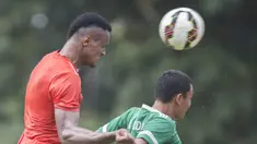 Proses terjadinya gol dari bek Persija Jakarta, Tales dos Santos, ke gawang PS AD pada laga uji coba di Lapangan Villa 2000, Tangerang, Jumat (4/3/2016). Macan Kemayoran berhasil menang 3-0 atas PS AD. (Bola.com/Vitalis Yogi Trisna)
