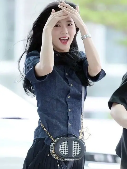 Jisoo BLACKPINK padukan penampilannya dengan mini pleats skirt hitam dan high heels boots yang serasi. [Foto: Instagram/jisooclips]