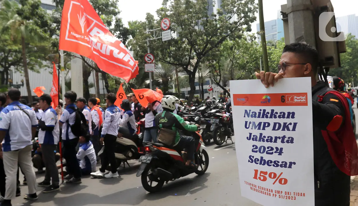 Massa buruh menuntut Pj Gubernur DKI Jakarta Heru Budi Hartono mengkaji ulang UMP DKI Jakarta 2024 yang hanya naik 3,6 persen. (Liputan6.com/Herman Zakharia)