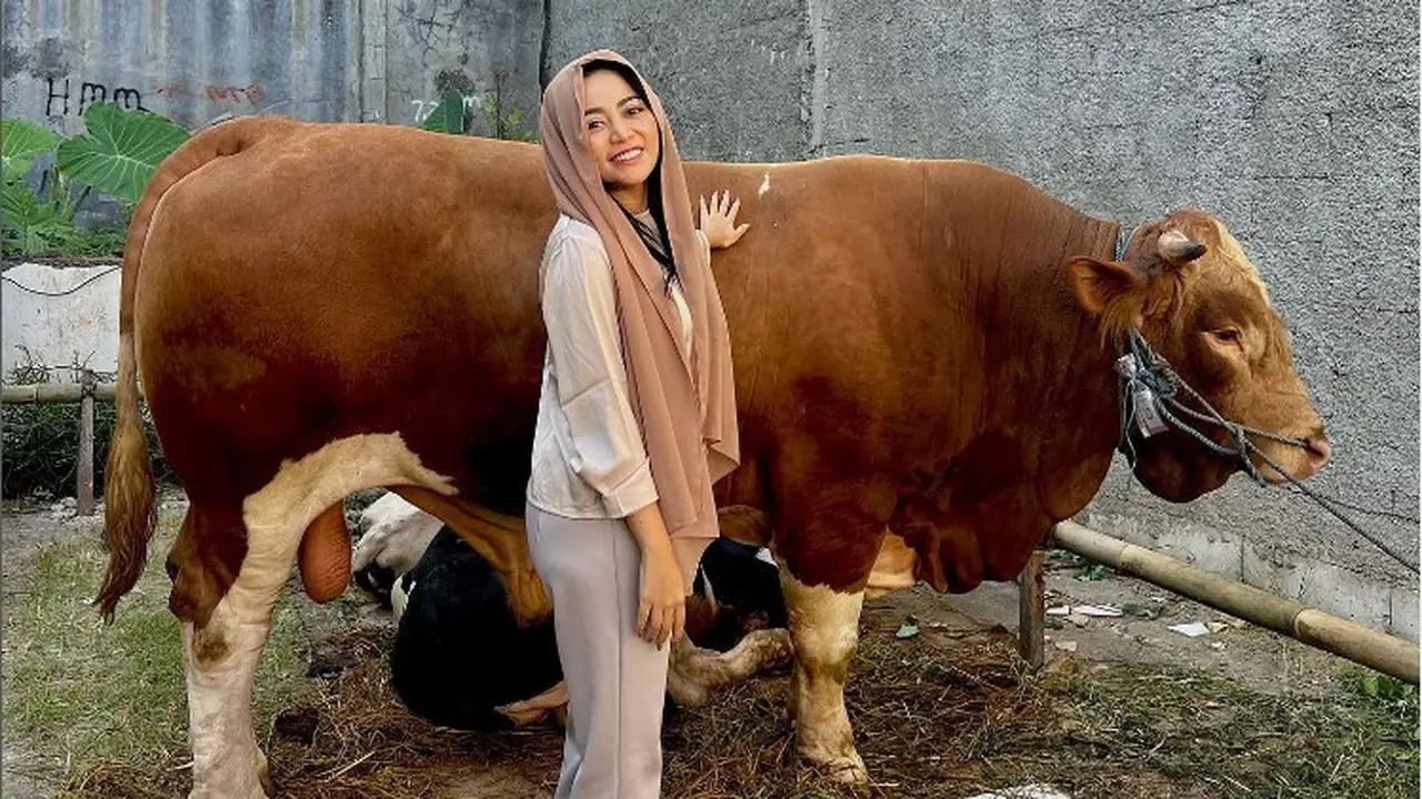 Rachel Vennya saat merayakan Idul Adha 1443H. (Instagram @rachelvennya)