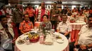 Ketua Umum DPP PDIP, Megawati Soekarnoputri (tengah), Kepala Basarnas Marsekal Madya FHB Soelistyo (kiri) saat mengikuti acara MoU di Kantor Basarnas Jakarta, Rabu (24/8). (Liputan6.com/Faisal Fanani)