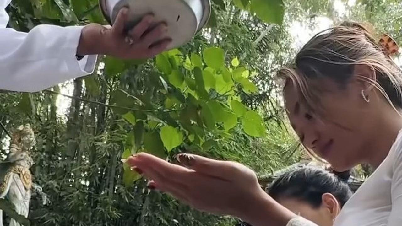 6 Potret Cantik Marion Jola Jalani Ritual Melukat di Bali Bareng Sang Kekasih dan Warga Lokal