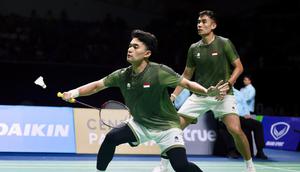 Ganda putra Leo Rolly Carnando/Bagas Maulana menentukan kemenangan Indonesia atas Singapura setelah mengalahkan Donovan Willard Wee/Jia Hao Howing Wong pada partai keempat semifinal cabang bulu tangkis nomor beregu SEA Games 2025 di Thamasat Rangsit Gymnasium 4, Thailand, Senin (8/12). (foto: PBSI)