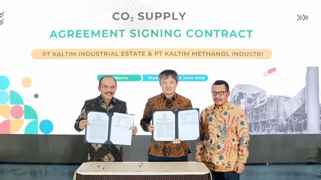 PT Kaltim Industrial Estate (KIE), PT Kaltim Methanol Industri (KMI), dan Pupuk Kaltim, resmi menjalin kerja sama strategis dalam penyediaan suplai karbon dioksida (CO₂).