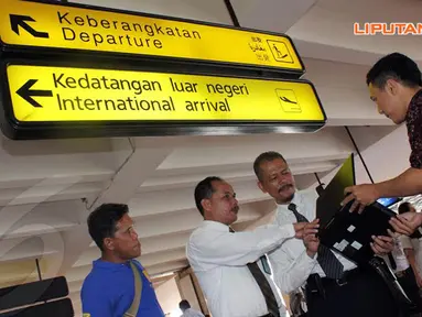 [FOTO] Pemeriksaan Barang Bajakan Pengunjung Bandara