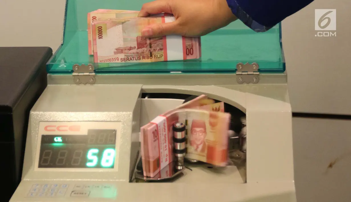 Petugas tengah menghitung uang rupiah menggunakan mesin di Bank BUMN, Jakarta, Selasa (17/4). Rupiah siang ini melemah dibandingkan tadi pukul 09.00 WIB di level Rp 13.771 per dolar AS. (Liputan6.com/Angga Yuniar)