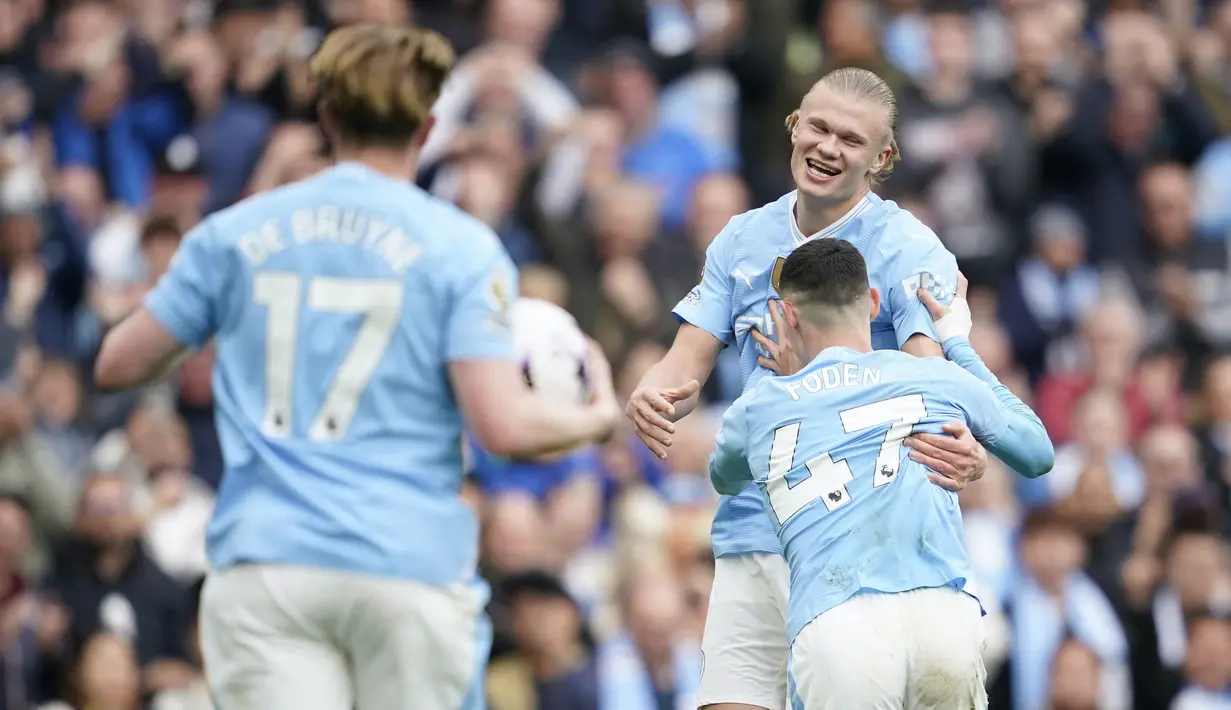 Pemain Manchester City, Erling Haaland, melakukan selebrasi bersama rekannya setelah mencetak gol ke gawang Wolverhampton Wanderers pada laga pekan ke-36 Premier League 2023/2024 di Stadion Etihad, Sabtu (4/5/2024). (AP Photo/Dave Thompson)