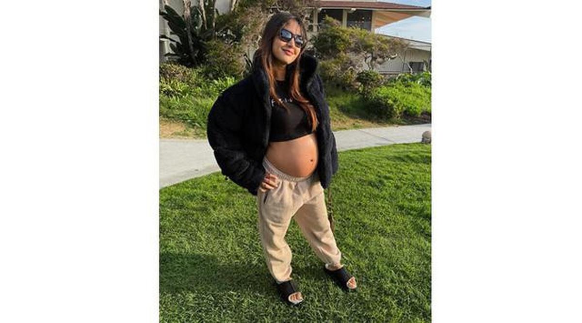 6 Pesona Aurelie Moeremans Pamer Baby Bump, Tampil Glowing dan Menawan