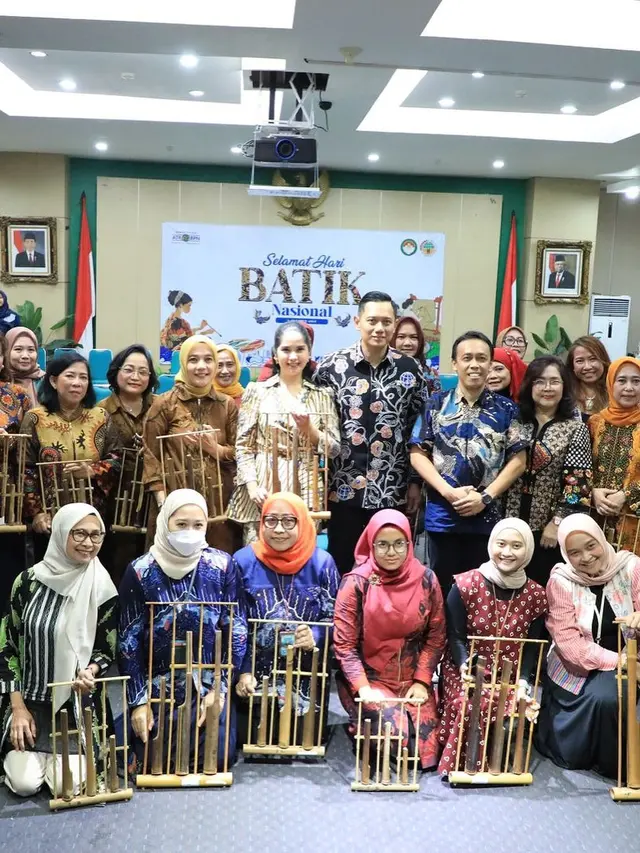 6 Potret Annisa Pohan Rayakan Hari Batik, Tampil Menawan Sambil Main Angklung