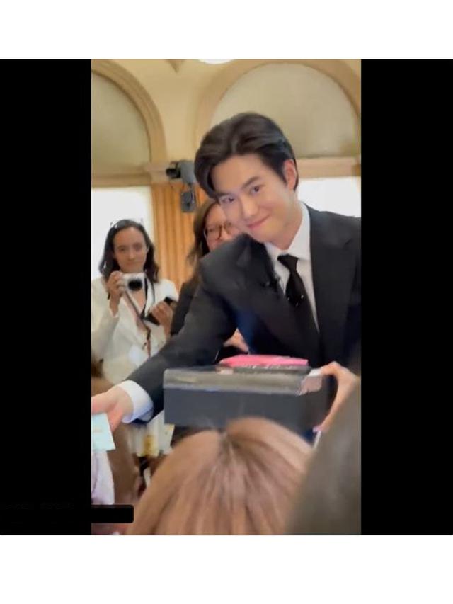 Bahas Korean Wave, Ini 6 Potret Suho EXO Jadi Pembicara di Stanford University