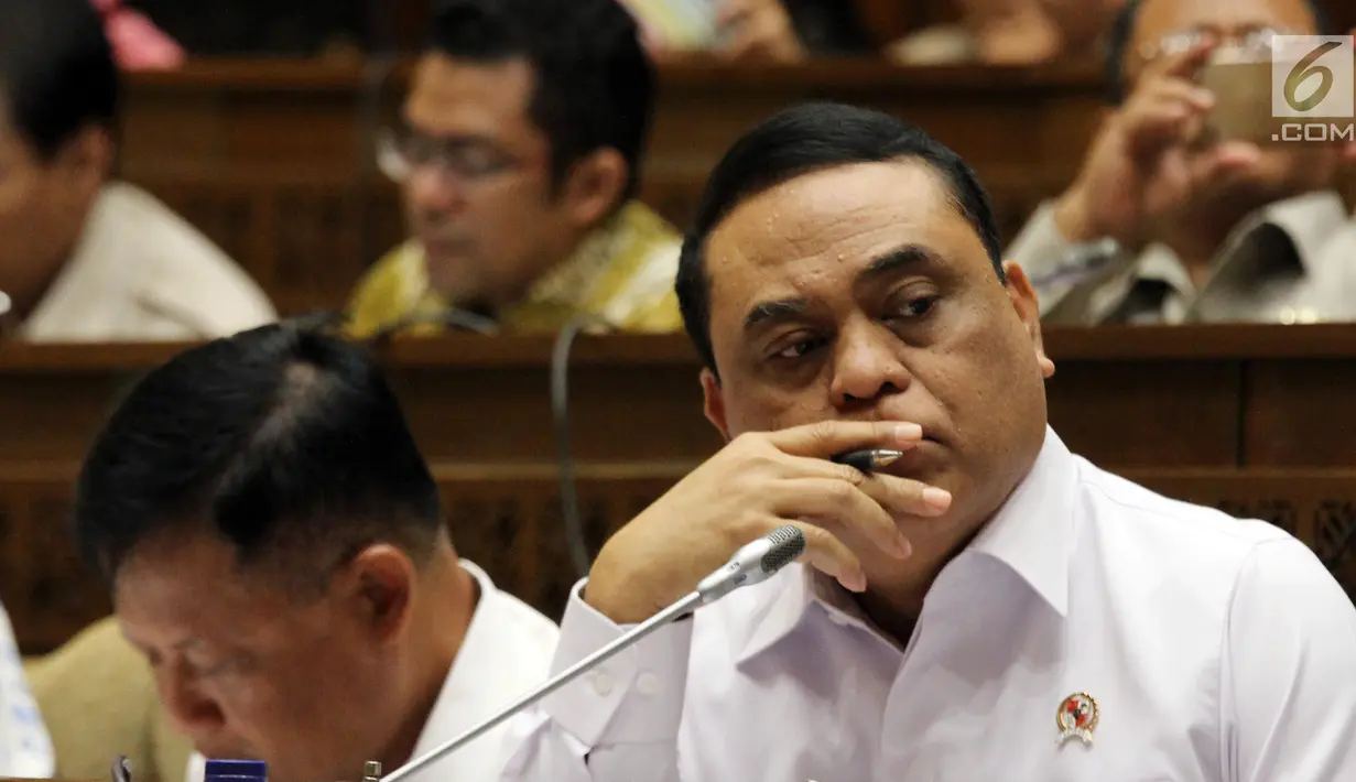 Menteri Pemberdayaan Aparatur Negara dan Reformasi Birokrasi Syafruddin saat rapat kerja dengan Komisi II DPR di Jakarta, Selasa (30/10). Rapat diikuti Komisi Aparatur Sipil Negara (KASN) dan Badan Kepegawaian Negara (BKN). (Liputan6.com/JohanTallo)