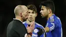 Penyerang Chelsea, Diego Costa, memprotes keputusan wasit, Mike Dean, saat laga Liga Premier Inggris melawan Watford. The Blues hanya memiliki dua kali kesempatan tembakan ke arah gawang. (Reuters/John Sibley)