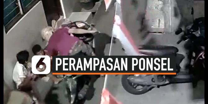VIDEO: Perampasan Ponsel Terekam CCTV