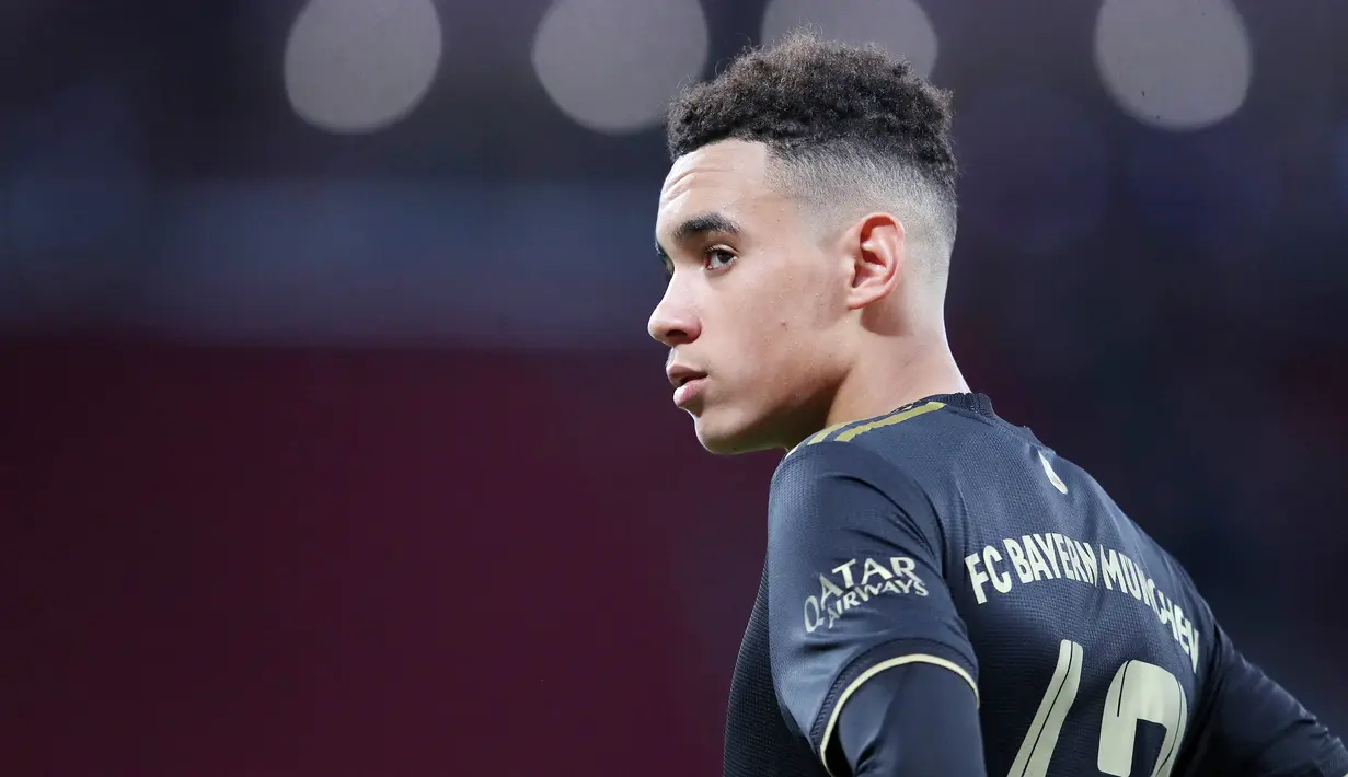 Jamal Musiala - Pemain muda ini tampil memukau di setiap kesempatan yang diberikan Bayern Munchen. Kecepatan dan tendangan akurat yang dimiliki menjadi senjata yang membuat harganya melonjak hingga 50 juta euro. (AFP/Ronny Hartmann)