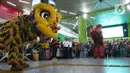 <p>Penumpang menyaksikan aksi Barongsai di peron Stasiun Gambir, Sabtu (25/1/2020). PT Kereta Api Indonesia (Persero) Daop 1 Jakarta mengadakan pertunjukkan Barongsai itu dalam rangka memeriahkan perayaan Tahun Baru Imlek 2571 yang bertepatan dengan Tahun Tikus Logam. (Liputan6.com/Herman Zakharia)</p>