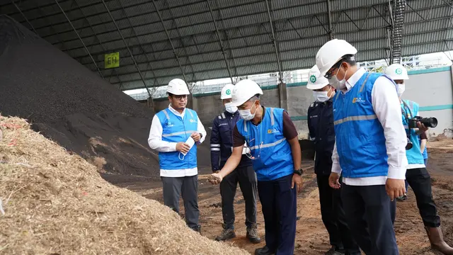 Senior Manager Komunikasi dan Umum PLN UID Jakarta Raya, Haris Andika memeriksa sampah biomassa yang dikirim dari PLN UID Jakarta Raya di coal yard PLTU Lontar. (Dok PLN Disjaya)