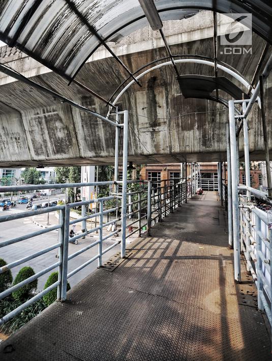 Kondisi Jembatan penyeberangan orang (JPO) di Jalan Iskandarsyah Raya, Blok M, Jakarta yang memprihatikan, Kamis (23/8). Lantai jembatan itu tampak berlubang di beberapa titik serta tiang-tiang JPO juga berkarat dan keropos. (Liputan6.com/Faizal Fanani)