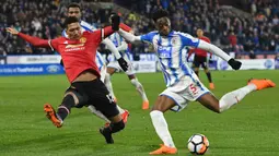 Bek Manchester United, Chris Smalling (kiri) menutup ruang tembak pemain Huddersfield, Terence Kongolo pada putaran kelima Piala FA di John Smith stadium, Huddersfield, (17/2/2018). Manchester United menang 2-0. (AFP/Oli Scarff)