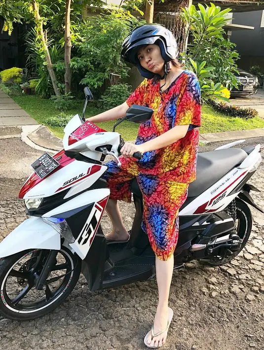 Potret kesederhanaan Sarwendah dan Ruben sering kali membuat warganet iri. Membangun keluarga harmonis, dan hidup sederhana terlihat oleh pasangan selebriti ini. (Instagram/ruben_onsu)