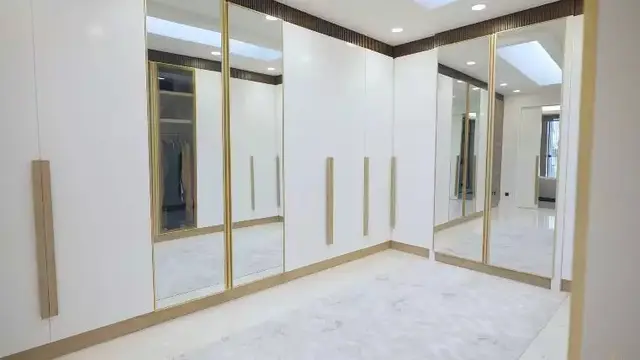 Potret walk in closet 1 di dalam kamar tidur Citra Kirana
