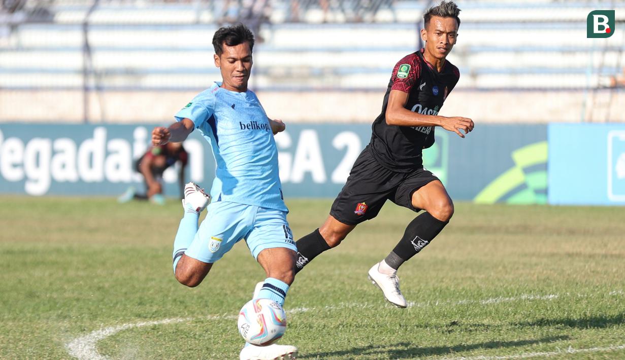 Pemain Persela Lamongan, Ade Jantra Lukmana (kiri), menendang bola ke gawang Persijap Jepara dalam pertandingan Pegadaian Liga 2 2023/2024 yang berlangsung di Stadion Surajaya, Lamongan, Minggu (10/9/2023) sore WIB. (Bola.com/Abdul Aziz)