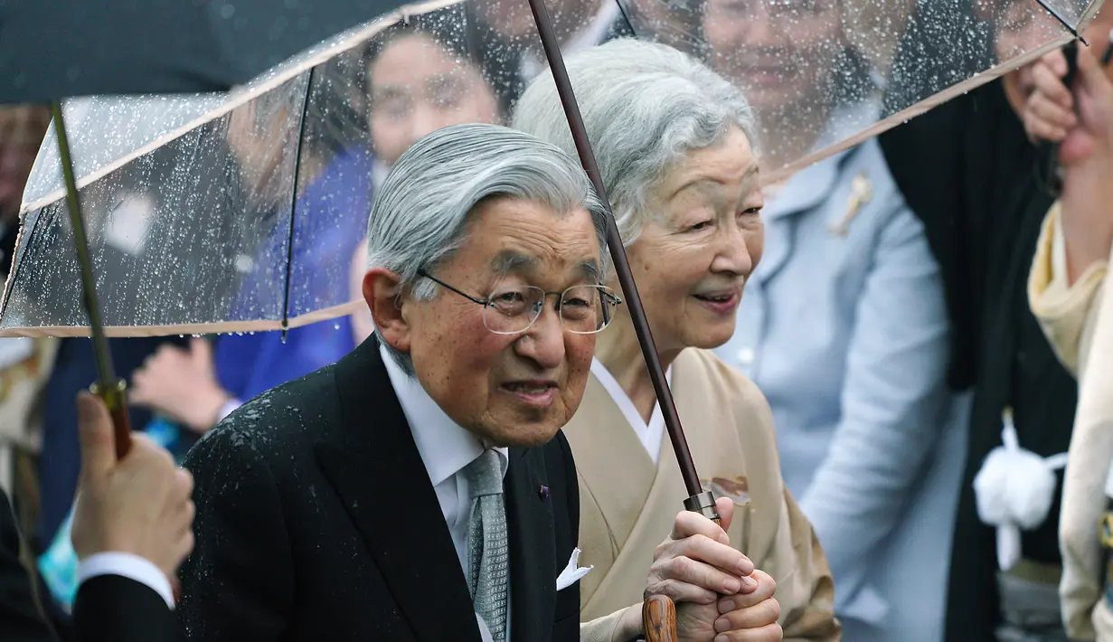 Kaisar Jepang Akihito dan Permaisuri Michiko menyambut para tamu saat pesta taman musim gugur di taman kekaisaran Akasaka Palace, Tokyo, Jumat (9/11). Mulai 1 Mei 2019 kaisar akan digantikan oleh Putra Mahkota Naruhito. (AP Photo/Eugene Hoshiko)
