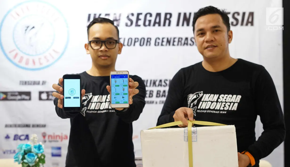 Pendiri Ikan Segar Indonesia, Ronald (kiri) dan Catur (tengah) menunjukan aplikasi Ikan Segar Indonesia dalam Android & IOS serta kemasan yang dierima pembeli saat peluncuran di Jakarta, Kamis (30/11). (Liputan6.com/Pool/Ridho)