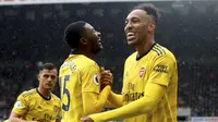 Striker Arsenal Pierre-Emerick Aubameyang (kanan) merayakan gol ke gawang Newcastle United di St James' Park, Minggu (11/8/2019). (Owen Humphreys/PA via AP)