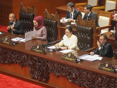 Ketua DPR RI Puan Maharani (tengah) bersama para wakil Ketua DPR RI saat memimpin Rapat Paripurna ke 26 pengesahan Undang-Undang Pusat Finansial Internasional Indonesia (PFII) di Kompleks Parlemen, Senayan, Jakarta, Selasa (21/07/2026). (KLY/Arie Basuki)