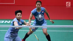 Ganda putri Indonesia, Greysia Polii/Apriyani Rahayu mengembalikan kok ke arah Chae Yoo Jung/Hye Rin Kim pada perempat final Indonesia Masters 2018 di Istora Senayan, Jakarta, Jumat (26/1). Greysia/Apriyani unggul. (Liputan6.com/Helmi Fithriansyah)