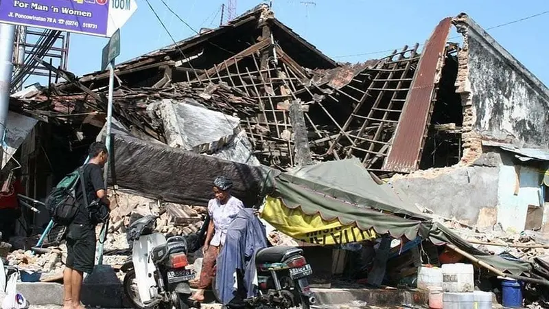 Potret lawas saat Gempa Jogja tahun 2006. (Sumber Foto oleh Anton Asmonodento via Instagram/wonderfuljogja)