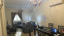 Suasana ruang tamu yang disediakan cukup untuk menampung 5-6 orang untuk bisa bersantai bersama sekaligus berdiskusi tentang pekerjaan. (Bola.com/Ade Yusuf Satria)