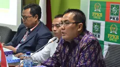 Ketua Fraksi PKB DPR RI, Helmy Faishal Zaini (kanan) saat menjadi narasumber pada diskusi "Meneguhkan Mandat Konstitusi: Tanah Untuk Rakyat" di Ruang Fraksi PKB, Senayan, Jakarta, Rabu (25/3/2015).(Liputan6.com/Andrian M Tunay)
