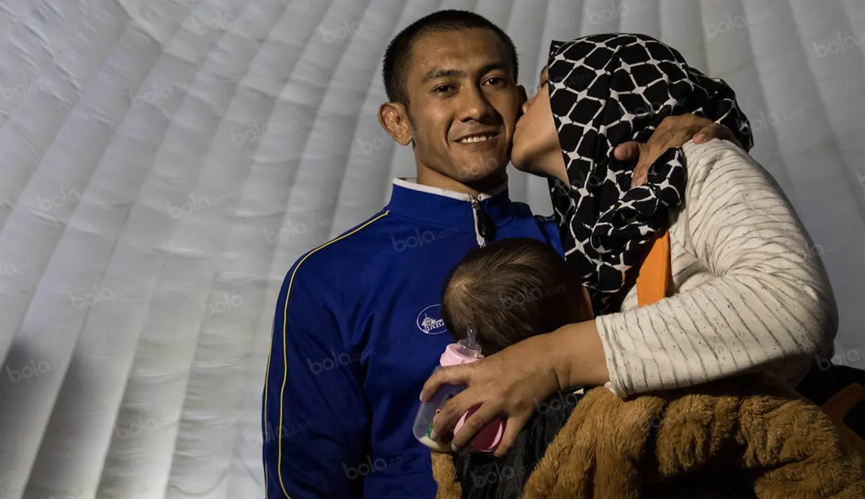 Tak hanya orangtua, keberhasilan Rudi Suandi juga menjadi kebahagian tersendiri bagi sang istri yang setia mendampingi. (Bola.com/Vitalis Yogi Trisna)