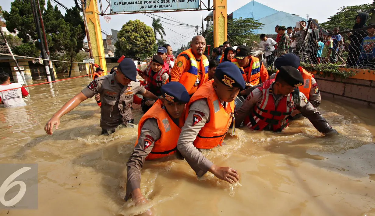 Petugas gabungan mengevakuasi warga menggunakan perahu karet di Perumahan Pondok Gede Permai, Bekasi, Jawa Barat, Kamis (21/4). (Liputan6.com/Immanuel Antonius)