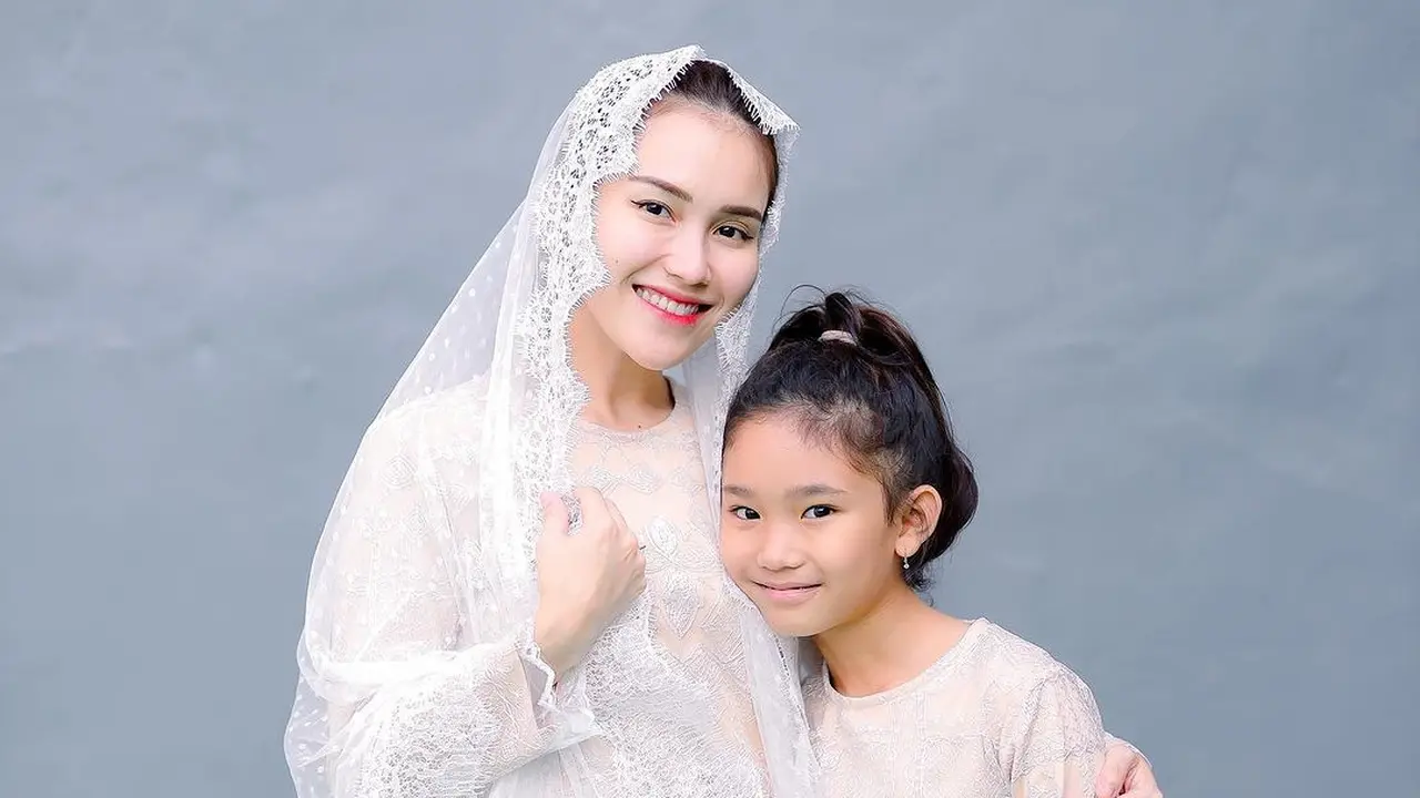 10 OOTD Kompak Ibu-Anak dari Ayu Ting-Ting dan Bilqis yang Tampil Layaknya Bestie Saat Ngonser, Liburan, hingga Manggung