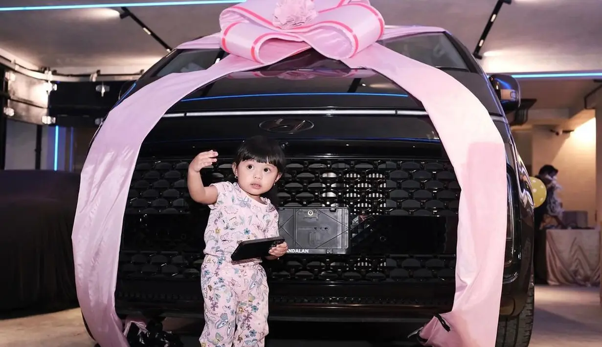 Begini gaya keren Ameena foto di depan mobil barunya. Sambil berpose SWAG, Ameena tetap terlihat menggemaskan dengan setelan kaus dan celana panjang bermotif bunga warna pink pastel dan sandal warna lilac-nya.