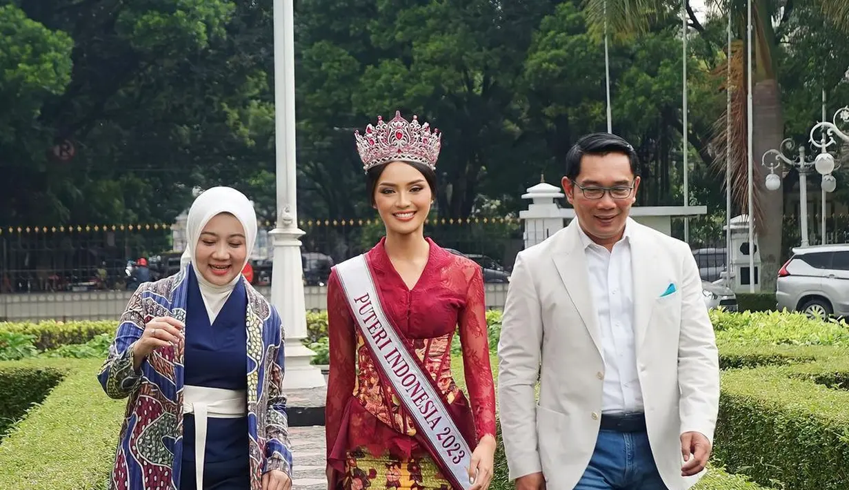 Penampilan cantik Puteri Indonesia 2023, Farhana Nariswari Wisandana dibalut kebaya merah. Penampilan luar biasanya ini dipadukan dengan kain batik sebagai rok. [Foto: Instagram/farhanariswari]