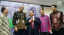 Menristekdikti, Mohamad Nasir (ketiga kanan) berbincang dengan Country President Schneider Electric Indonesia, Xavier Denoly (kedua kiri) pada donasi 60 unit produk panel tegangan menengah untuk 30 universitas dan politeknik. (Liputan6.com/Fery Pradolo)