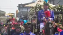 Kirab Jumenengan KGPAA Paku Alam X yang  dihiasi janur kuning melintasi Jalan Sultan Agung di Yogyakarta, Kamis (7/1). Rute kirab sekitar 4 kilometer dan ada enam kuda menarik kereta kencana  Kiai Manik Kumolo yang  dinaiki KGPAA Paku Alam X. (Gholib)