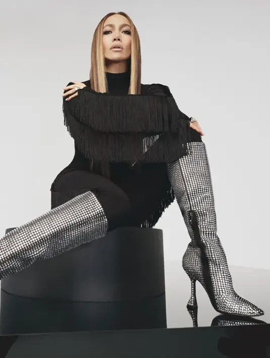 Jennifer Lopez merupakan ikon budaya pop dan inspirasi bagi jutaan orang di seluruh dunia. Itu alasan di balik kolaborasi eksklusif dengan Revolve. [Foto: @revolve]