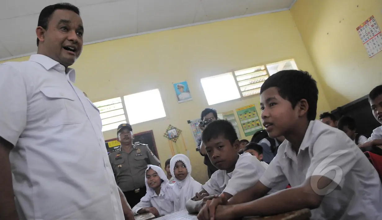 Mendikbud Anies Baswedan meninjau kelas di SDN 1 Pajagan, Lebak, Banten, Senin (16/3/2015). Anies Baswedan mengatakan sekolah di daerah wajib melaporkan kondisi infrastruktur serta akses menuju sekolah kepada Kemendikbud. (Liputan6.com/Herman Zakharia)