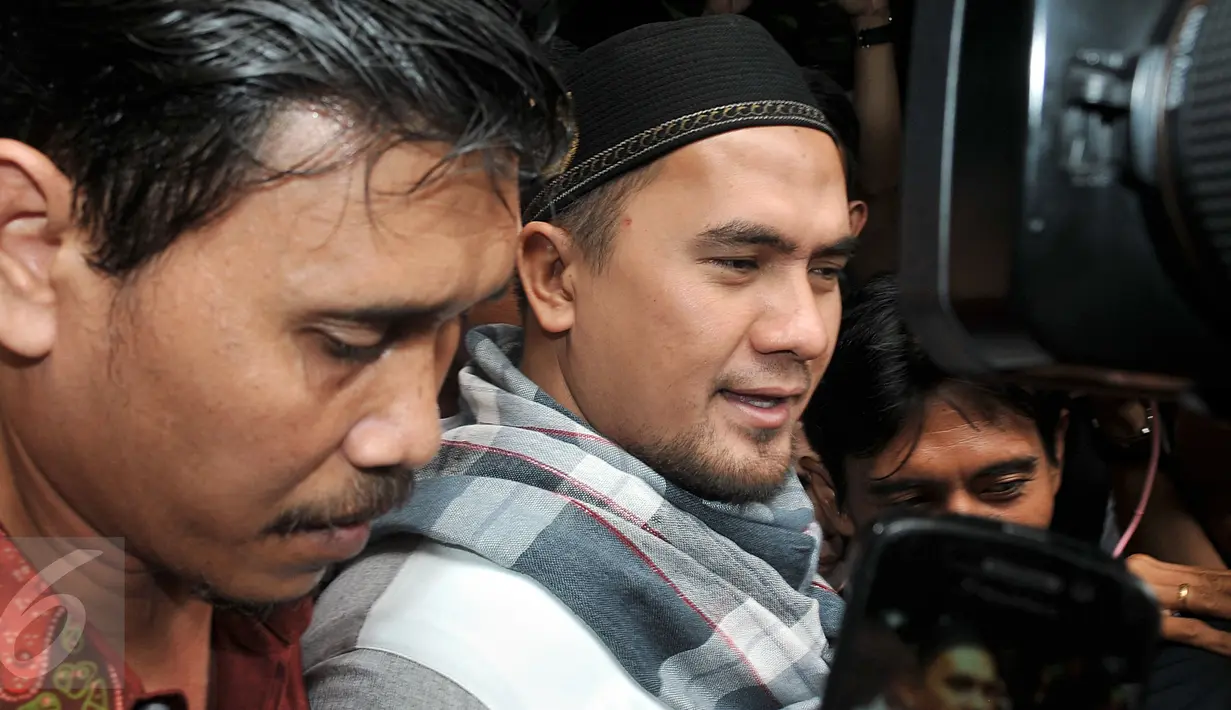Penyanyi dangdut Saipul Jamil dikawal ketat oleh kepolisian saat akan keluar untuk melakukan shalat Jumat di Polsek Kelapa Gading, Jakarta, Jumat (19/2). Saipul ditetapkan sebagai tersangka kasus pencabulan terhadap DS (17). (Liputan6.com/Johan Tallo)