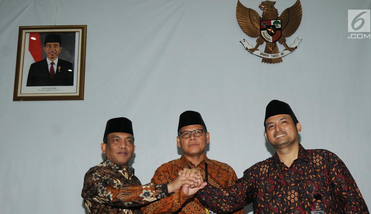 Kombes Panca Putra Simanjutak sebagai Direktur Penyidikan, Eko Marjono sebagai Direktur Monitor dan Arif Waluyo sebagai Kepala Biro Perencanaan & Keuangan bersalam komando usai pelantikan pejabat baru KPK, Jakarta, Kamis (20/9). (Merdeka.com/Dwi Narwoko)